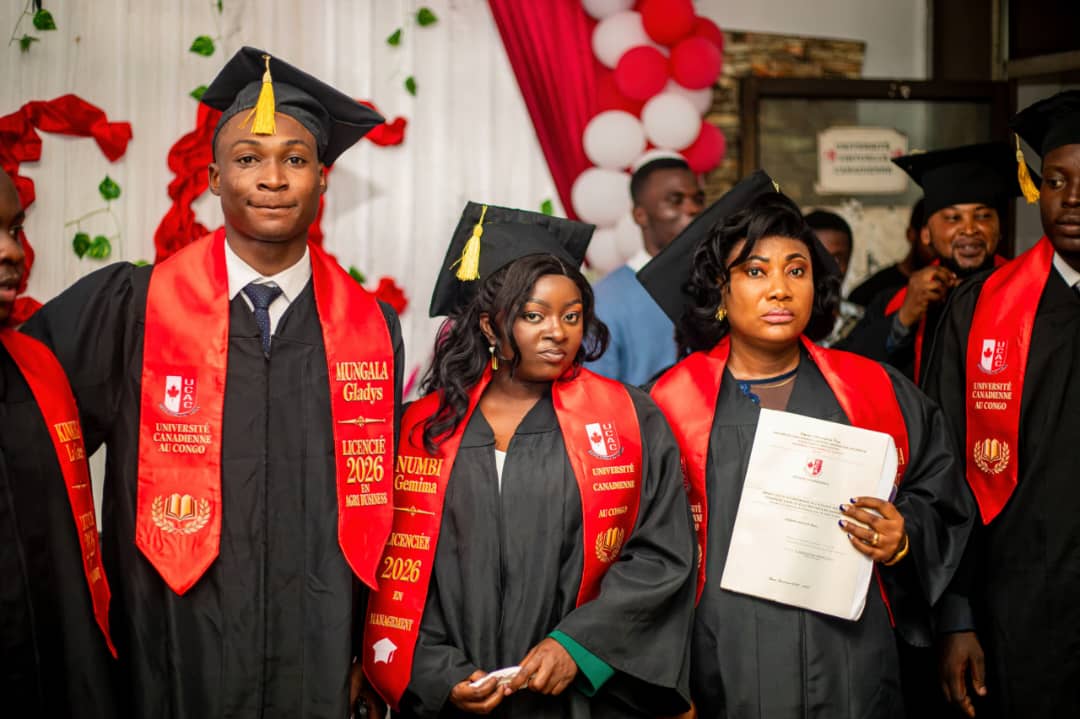 Diplômés de l’Université canadienne au Congo en tenue de cérémonie