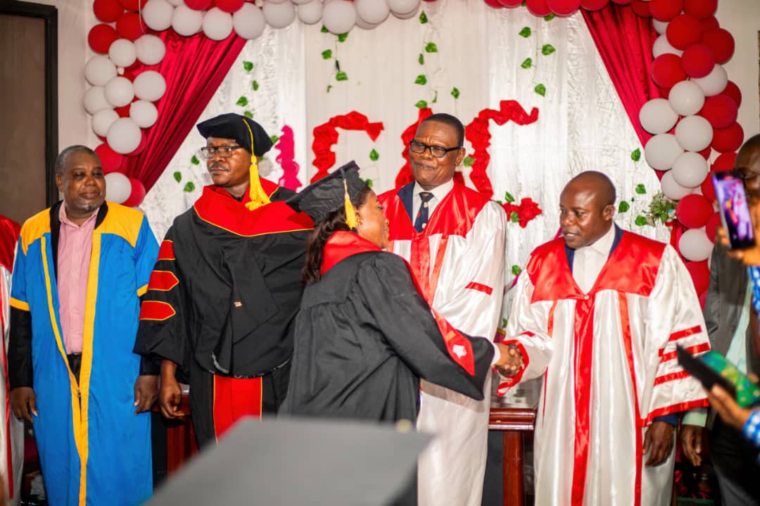 Remise officielle d’un diplôme à l’Université canadienne au Congo